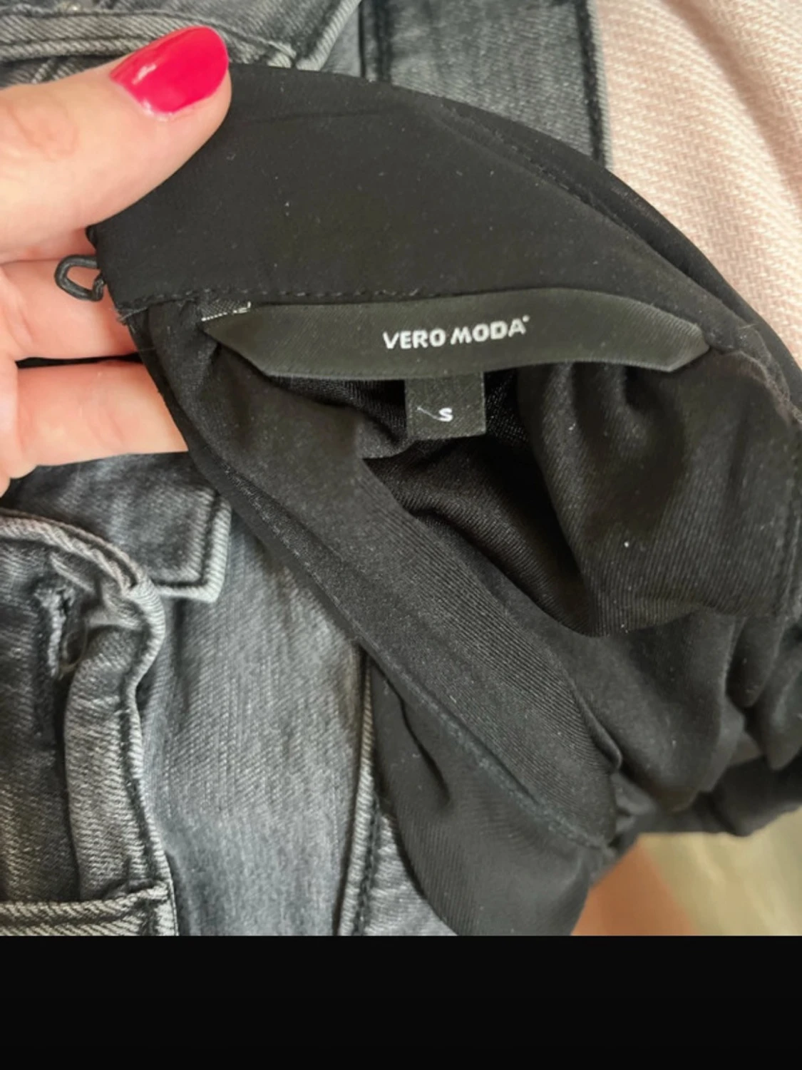 Svart ärmlös blus från Vero Moda - 1