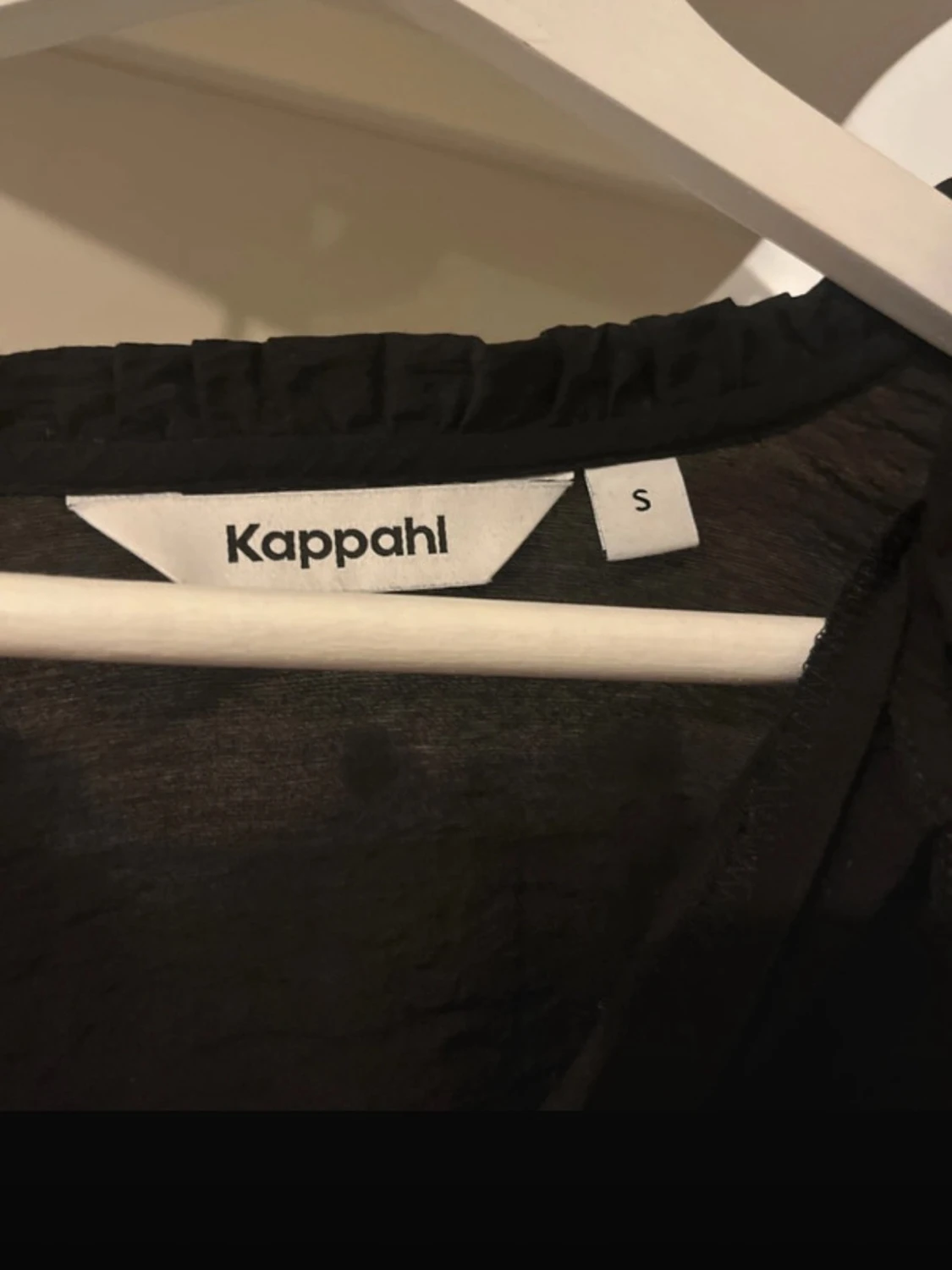 Svart blus med volang från Kappahl - 1