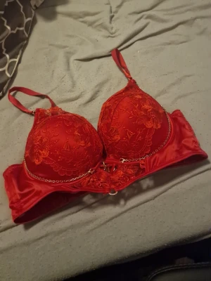 Snygg röd BH  - Fint skick. Storlek 85B 