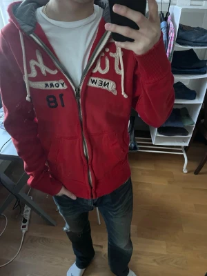 Röd zip hoodie från Abercrombie & Fitch - Röd zip-hoodie från Abercrombie & Fitch i storlek M. 
