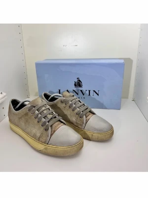 Lanvin  - Riktig Feta Lanvin Skor i 7/10 skick 🤩 Dem är lite smutsiga, färgen ska se ut så, ända deffekterna är lite healdrag men inget som är farligt mkt🔥Du får med skor + box + skolformen🤩🔥 Snabb affär = billigare pris 😉