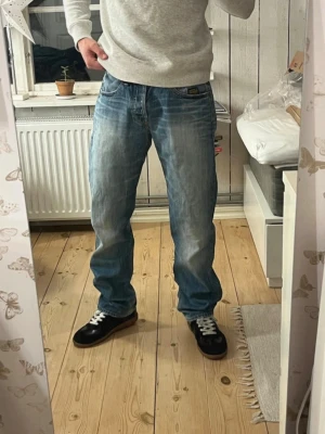 G-star RAW jeans - Tja, säljer ett par snygga G-star RAW jeans med sjukt snyggt slitage i storlek W31 L32. Jeansen har en rak passform👖