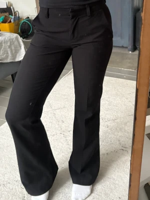 Svarta kostymbyxor med bootcut - Snygga svarta kostymbyxor med bootcut passform från Nelly. 🤗🙌