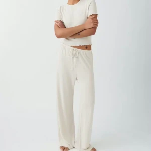 Ginatricot- Homewear set - Mysigt homewear set från Ginatricot i färgen beige/creme. Kan också användas som pyjamas eller ute kläder! Har inte används jättemycket då tröjan är liten i st! Båda är xs i st!