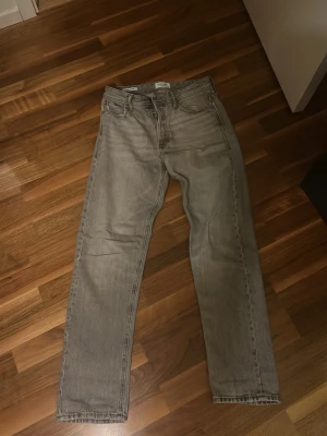 Grå loose fit jeans Jack & Jones - Snygga grå jeans från Jack & Jones i modellen Loose Chris. De har en loose passform och raka ben, tillverkade i mjukt bomullsjeansmaterial. Perfekta för en avslappnad och trendig stil.