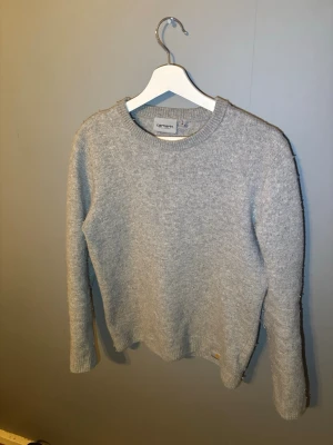 Carhartt sweater lammull  - | Jag säljer nu en fet tröja från carhartt som är väldigt varm och skön | Tröjan är i bra skick och det finns inga skador | Material: 80% lammull och 20% nylon | Storleken är M men den passar S | Nypris ≈ 1500 | Skriv till mig för fler frågor och bilder ;)