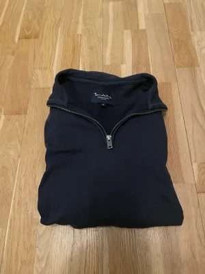 Svart halfzip från Bondelid - Snygg svart tröja från Bondelid med halv dragkedja och hög krage. Perfekt till jeans och enkel att matcha. Tillverkad i mjukt material och har långa ärmar samt ribbade muddar vid ärmslut och nederkant.