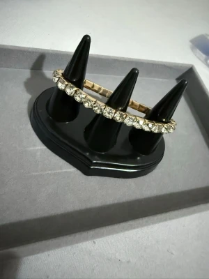 Guldigt armband med stora stenar - Helt ny aldrig använd. Rostfritt stål. Justerbar.