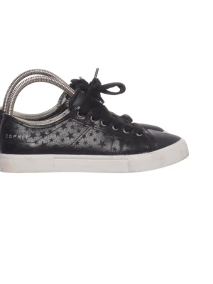 Svarta sneakers från Esprit med stjärnmönster - Svarta sneakers från Esprit med silvriga stjärnor på sidorna och vit platt sula. Skorna har snörning och en klassisk låg profil. Materialet är syntet med en glansig finish som ger en cool look.