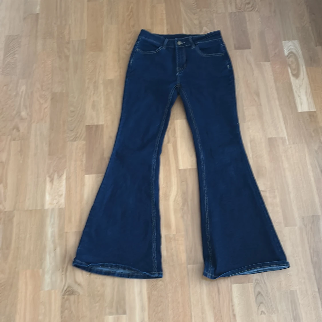 Mörkblå bootcut jeans med låg midja