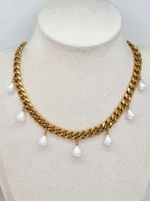 18K guldpläterat halsband med pärlor  - Stilfullt halsband. Kedjetjocklek-8mm .Nickelfri. Högkvalitativt rostfritt, 18K guldpläterat stål 316 .