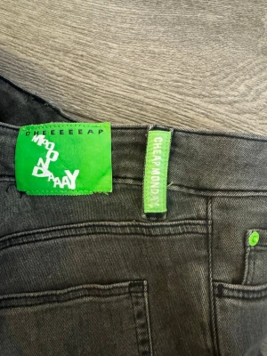 Grå bootcut low jeans Cheap Monday - Snygga mörkgrå jeans från Cheap Monday med bootcut passform och ljusgrå framtill, bara använda två gånger så i väldigt bra skick. Lite långa och stora på mig som är 161cm :) W32 L32 pris kan diskuteras