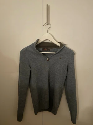 Tröja från Morris  - Snygg grå långärmad tröja från Sail Racing med halvzip och liten logga på bröstet. Tröjan har en hög krage och är tillverkad i mjukt material som passar perfekt till lager-på-lager. Enkel och stilren design som funkar till det mesta.