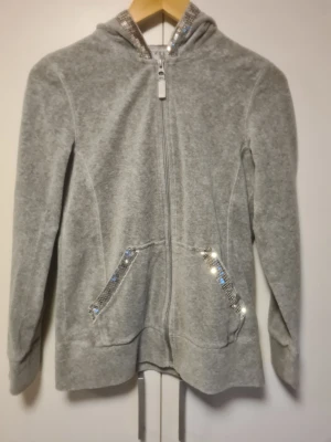 Grå kofta med paljettdetaljer - En fin grå kofta med paljettdetaljer som.är jättefin.