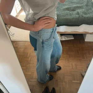 Ljusblå jeans - Ljusblåa baggy jeans med coola detaljer från H&M💕 bilderna är från förra säljaren, säljer vidare eftersom de var för stora för mig🥲