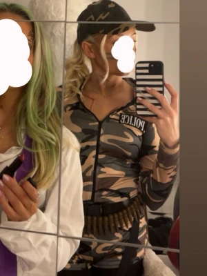 Militärdräkt med accessoarer - Säljer en militärutklädnad som använts en gång💕, matchande keps och ett bälte med fejkade patroner tillhör. Perfekt för temafest👌