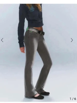 Cheap monday jeans Weekday - Snygga grå jeans med bootcut och utsvängda ben. Från Weekday ”cheap monday”, storlek 29/32