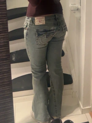 True religion jeans! - Säljer ett par jätte snygga True religion jeans i storlek W26. Jeansen är lite uppklippta och passar perfekt på mig som är 160. Midjemått: 37cm💗