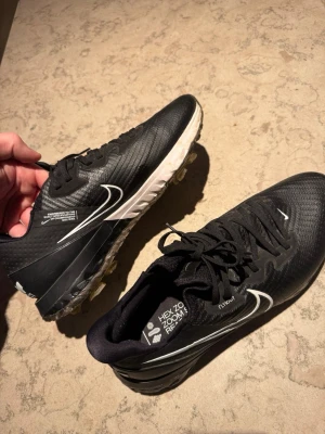 Nike Air Zoom Infinity Tour Black Str 44 golf - Säljer nu dessa golfskor från nike. Dom är i väldigt bra skick och är knappt använda då dom var för små för mig. Kan gå ner i pris vid snabb affär😄😁