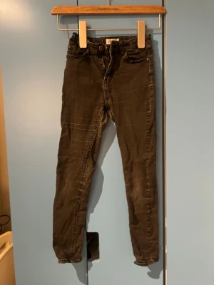 Svarta slim jeans från Lindex - Svarta jeans från Lindex i slim fit-modell. Klassisk femficksdesign med smal passform och normal midja. Jeansen är tillverkade i stretchigt denimtyg för extra komfort och rörelsefrihet.