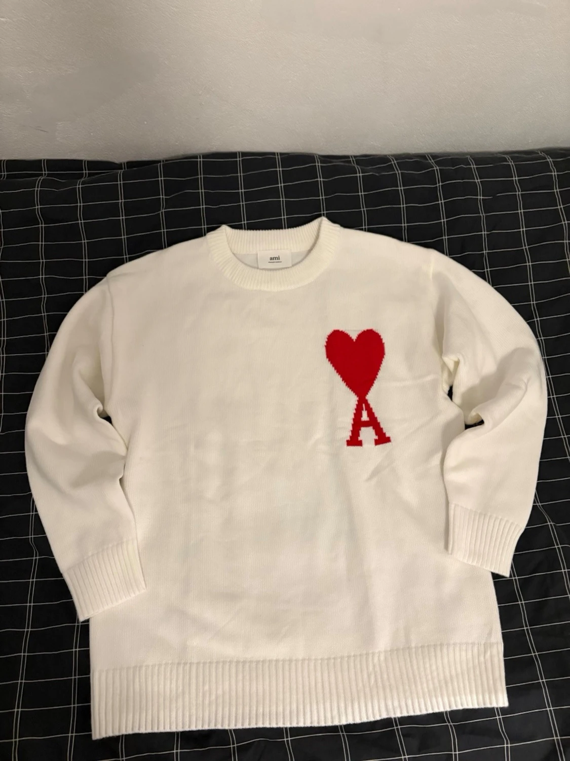 Vit stickad tröja från Ami med rött hjärta - 1
