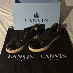 Svarta sneakers från Lanvin - Snygga patent cap toe sneakers från Lanvin. Gott skick med några mindre defekter. Uk 7 sitter som 42. Box och dustbags ingår. Hör av er vid frågor eller bud!
