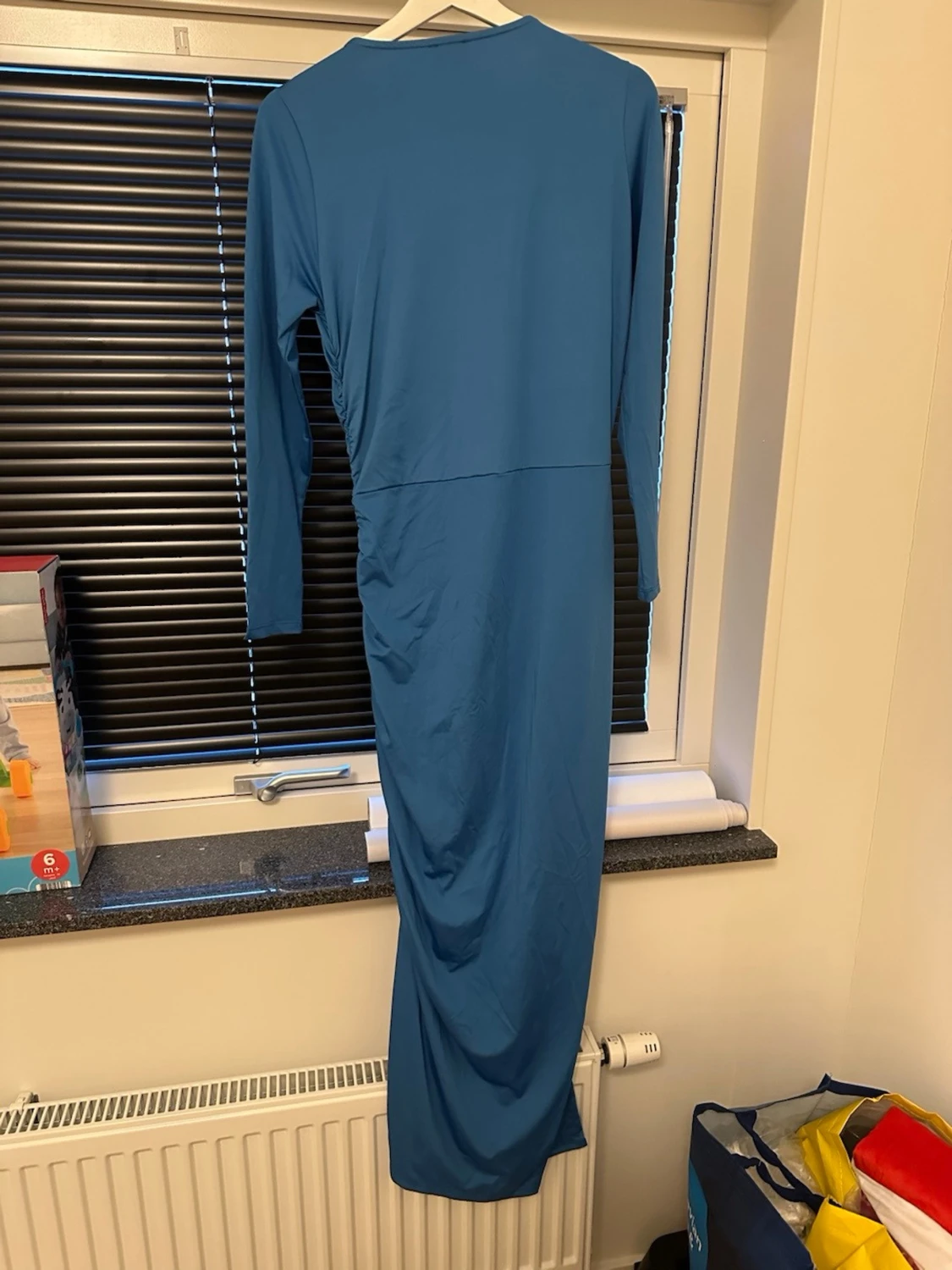 Blå långklänning med rynk och v-ringning - 2