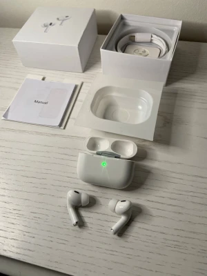  Trådlösa hörlurar - Säljer ett par vita trådlösa hörlurar med laddningsetui, originalkartong, laddkabel och manual. Hörlurarna har en stilren design i blank plast och sitter bekvämt i öronen. Perfekta för musik, samtal och träning tack vare brusreducering och smidig anslutning. Anslutning med bluetooth och de har noise cancling. Det är liknande Apple airpods 2