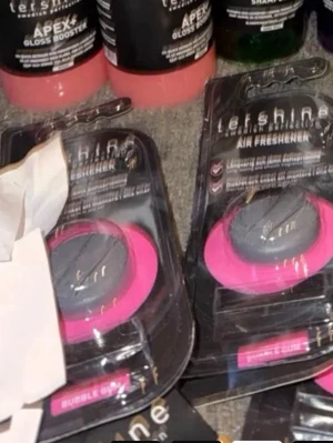 Tershine Bubble Gum Air Freshener - Säljer Tershine Air Freshener i doften Bubble Gum. Fräsch och stilren doftgranat i svart och rosa design, perfekt för bilen eller rummet. Kommer i förpackning och är enkel att använda för att hålla luften fräsch. 4 st för 80kr! 