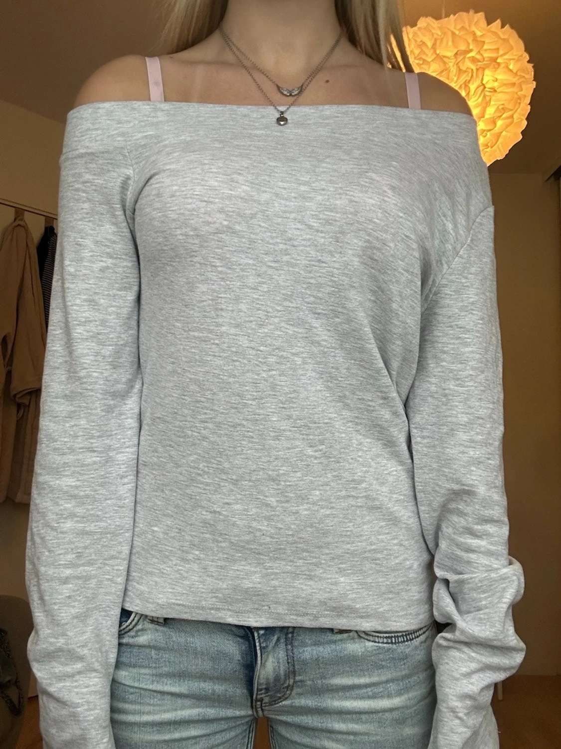 Ljusgrå offshoulder långärmad topp