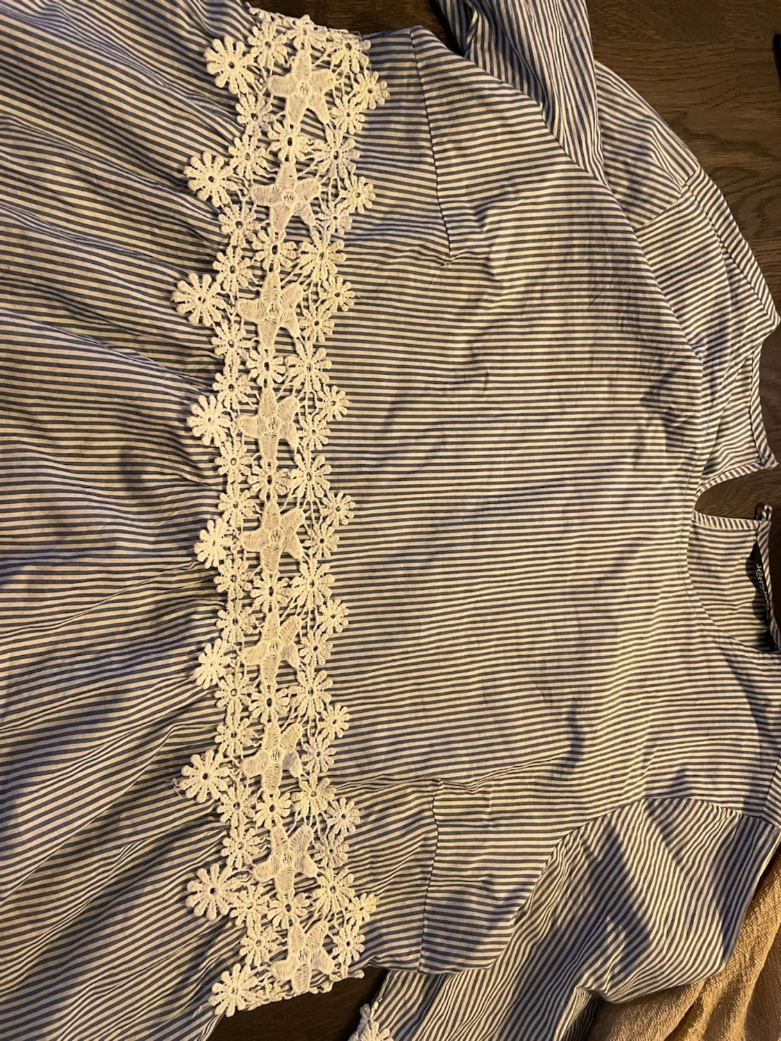 Blårandig blus med spetsdetaljer - 2