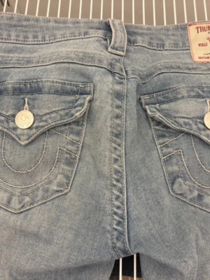 True religion joey jeans - Jeansen är i storlek W25, säljer för att de är för stora för mig. De är uppsydda där nere och passar mig som är 157 men är lite långa. Annars inget fel på jeansen! Skriv för frågor eller mer bilder💕 jeansen är ljusare än på bild 3 men det är ljuset som får de att se mörkare ut.🥰