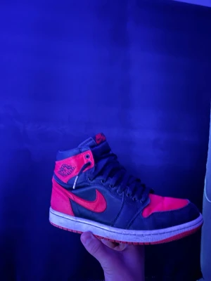 Nike Air Jordan 1 svart/röd high - Tjenare säljer ett par ikoniska Nike Air Jordan 1 High sneakers i svart och rött. Väldigt snygga om du frågar mig men passar dock inte.Tillverkade i satin med tydliga Nike-loggor på sidan och Air Jordan-märke vid ankeln. Perfekta för dig som gillar inte allt för flashy men passar också perfekt till våren inte för kalla inte för varma. Säljes för nästan 3000 ny pris och dom är äkta såklart som man kan se på sista bilderna. 