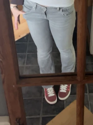 Gråa Gina Jeans💞 - Jag verkligen älskar färgen på dessa jeans och dem är så sköna och har inga hål alls och är inte alls ”tuggade” i slutet av benen för dem är för korta för mig!🙈 hör av privat om längd osv men dem är i storlek 40❤️ 