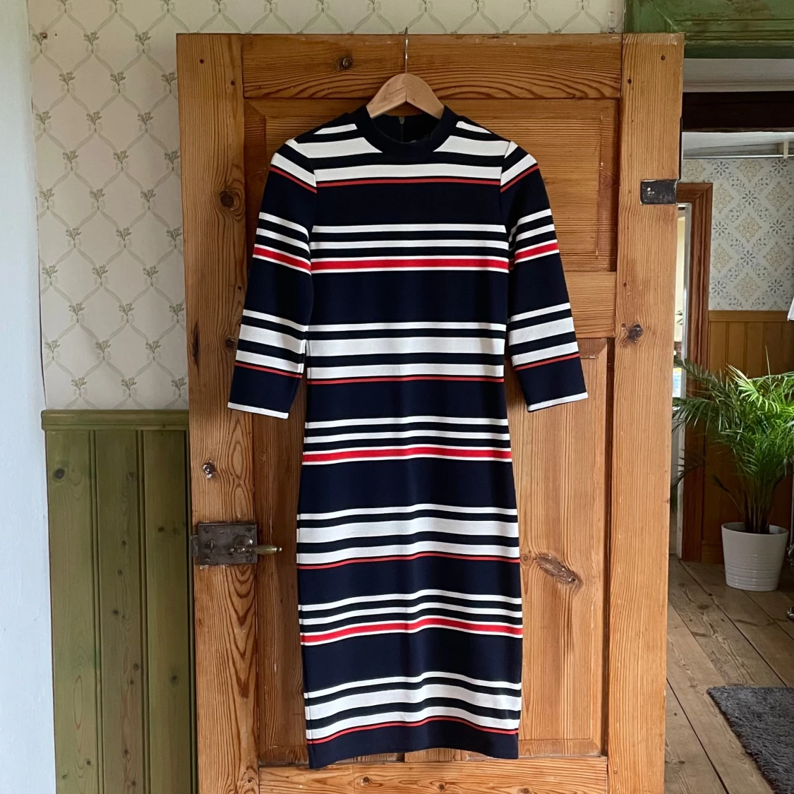 Randig marinblå klänning från Yessica