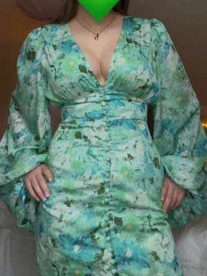 Adoore Positano dress  - Super fin adoore klänning som tyvärr är förliten, ej använd 💚 storlek 34 ! PRIS går att diskutera !