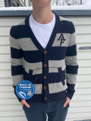 Abercrombie & Fitch kofta  - Tja! Säljer nu denna sjukt snygga kofta från abercrombie! Skick 9/10 toppskick utan synliga defekter. Modellen är 181 men passar allt mellan 174-185 som bäst! Hör av er vid funderingar!