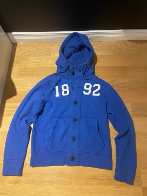 Blå hoodie från Abercrombie & Fitch - Skick: 9/10 | Storlek M passar L 