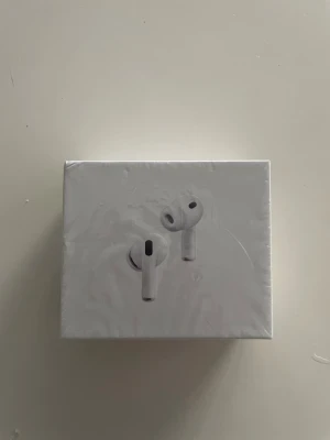 Apple AirPods Pro 3 trådlösa hörlurar - Säljer ett par vita Apple AirPods Pro 3 i originalförpackning. Trådlösa in-ear hörlurar med stilren design och laddningsetui. Perfekta för musik, samtal och träning. Kompatibla med iPhone och andra Apple-enheter.