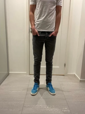 Dondup George Jeans  - Säljer nu dessa Dondup George jeans, skriv för fler bilder/frågor🙌🏼