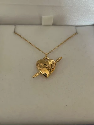 Maria Nilsdotter ”Tuvstarr” Necklace inspired - Aldrig använd, 18K guldpläterad och tillverkad i rostfritt stål. Kedjans längd 40+5 cm och nickelfri. Om du har fler frågor, tveka inte att höra av dig 🤗