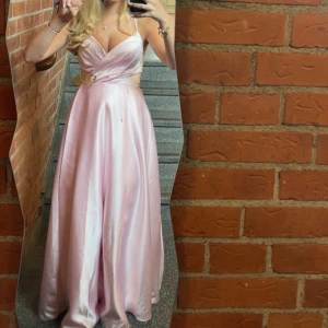 balklänning - säljer min jättefina balklänning från jj house!  Jag är 165cm och på första bilden har jag även 3cm klack så klänningen är ganska lång💞