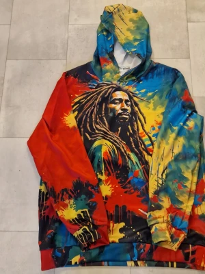 Hoodie Bob Marley - Hoodie Bob Marley. 3D digitaltryck. Livfull graffiti konst. Lös passform. Långärmad hoodie. Maskintvättbar. Normal passform för vår/höst/vinter. Slitstarkt tyg. Polyester.