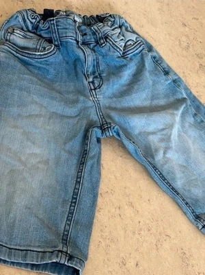 Shorts - Jag säljer ljusblåa shorts i storlek 152. De är i bra skick och perfekta för sommarens äventyr!                               Pris: 80 kr.                                                  Hör av dig om du är intresserad eller har några frågor!