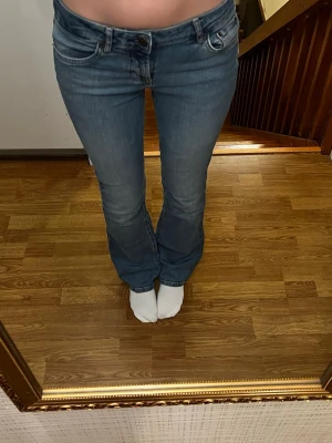 Lågmidjade jeans - Lågmidjade blå jeans från Zara i storlek S