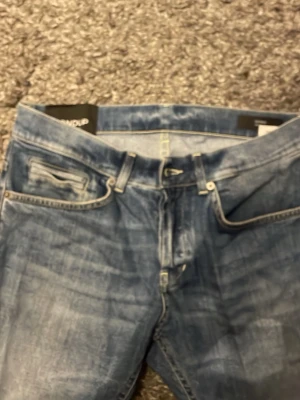 Dondup George skinny fit storlek 30 - Riktigt schysta jeans använda cirka 2 gånger då ja växte ut dom kom med bud, den som budar högst inann 5 januari får dom ( köpte de nya för 1800, har kvitto o sånt)
