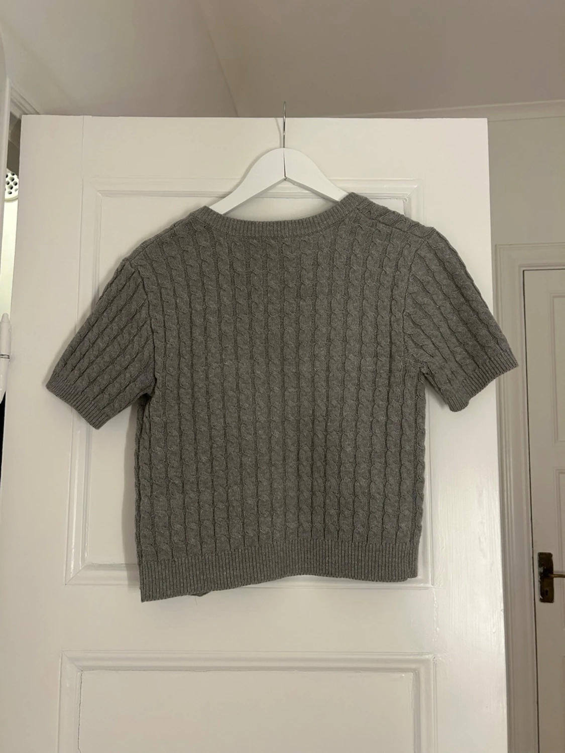 Grå kortärmad kofta med knappar - 2