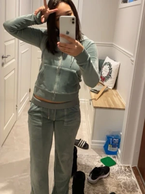 Juicy Couture set - Grönt Juicy Couture set i velour. Båda delar i storlek xs, mycket bra skick använt fåtal gånger. Säljer då det inte används  