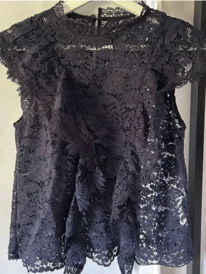 Mörkblå blus  - Mörka blå blus men vingar vid axlarna och knapp bak. Säljer dena då jag inte får användnig för den, använt få gånger.