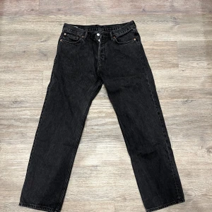 Svarta Jenas från Weekday - Svarta Jeans från Weekday, storlek 31-32